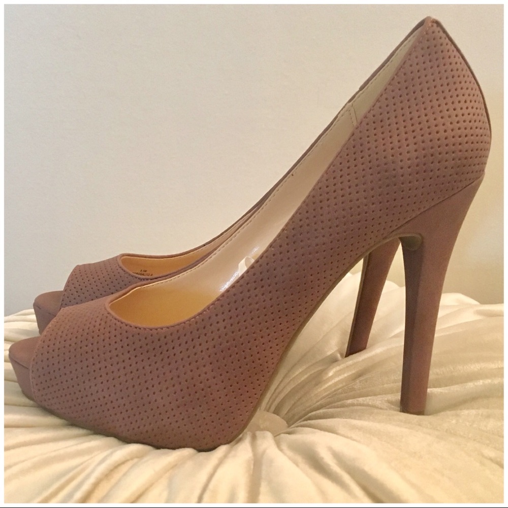 Guess Peeptoe Platform Pump (Size 9.5)